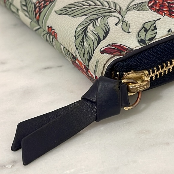 Tory Burch Zip Continental wallet - Sage color - GUC 🎁 - Picture 10 of 12